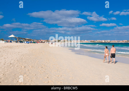 Les gens se promener sur une plage de sable fin, Santa Maria, Sal, Cap-Vert, Atlantique Banque D'Images