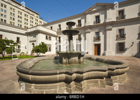 Une fontaine dans une cour intérieure de l'hôtel Palacio de la Moneda, Civic District, Santiago, Chili Banque D'Images