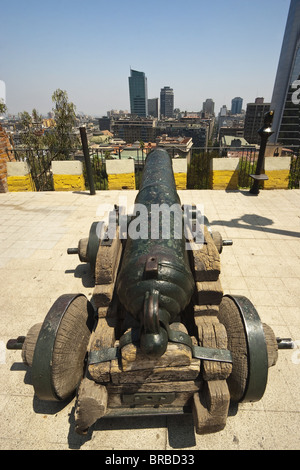 Vieux canon sur les remparts de Castillo Hidalgo sur la colline Santa Lucia, Santiago, Chili Banque D'Images