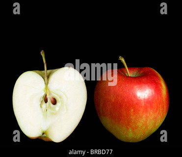 Nourriture Fruit mûr deux pommes pommes rouges avec un ensemble et une coupe dans la moitié pour montrer les graines de base et une chair blanche Banque D'Images