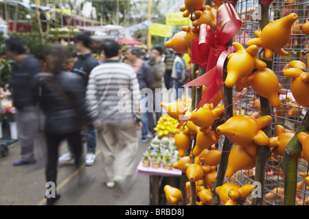 Décorations de plantes traditionnelles pour la vente au marché aux fleurs pour le Nouvel An Chinois, Mongkok, Kowloon, Hong Kong, Chine Banque D'Images