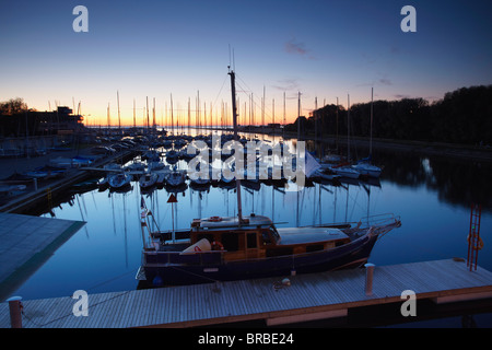 Yachts à Pirita Harbour au crépuscule, Pirita, Tallinn, Estonie, Pays Baltes Banque D'Images