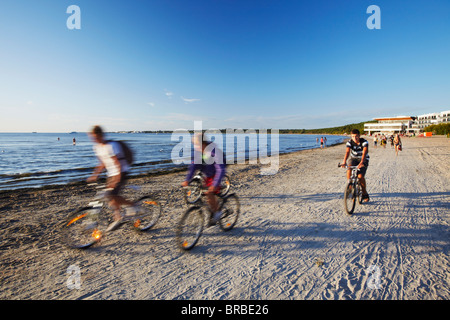 Les cyclistes sur la plage de Pirita, Tallinn, Estonie, Pays Baltes Banque D'Images