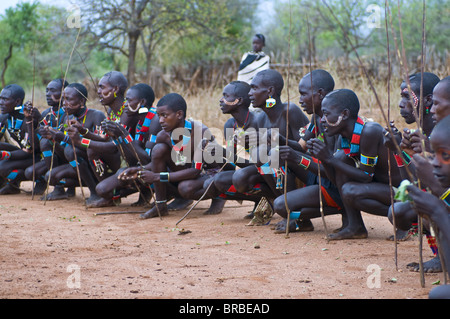 Les jeunes guerriers de la tribu Hamer attendant le Jumping Bull de la cérémonie, vallée de l'Omo, Ethiopie Banque D'Images