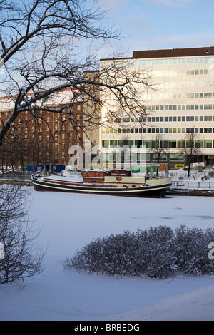 Voile sur la rivière gelée vu Pitkasilta de pont, Helsinki, Finlande, Scandinavie Banque D'Images