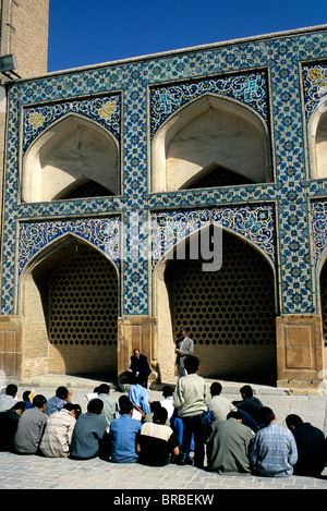 Les étudiants iraniens et leur chef de groupe à la mosquée Jameh à Esfahan Banque D'Images