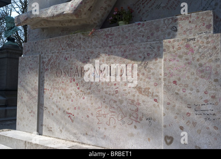 Baisers de rouge à lèvres sur la tombe d'Oscar Wilde, cimetière du Père Lachaise, Paris, France Banque D'Images