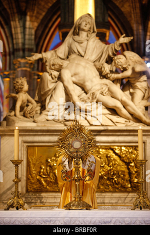 L'adoration eucharistique dans la cathédrale Notre Dame de Paris, Paris, France Banque D'Images