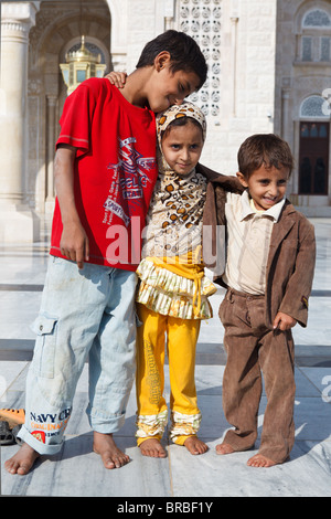 Les enfants à l'extérieur de la mosquée Al Saleh, à Sanaa, Yémen Banque D'Images