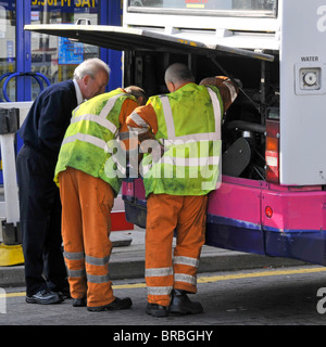 Chauffeur de bus et de réparation d'installateurs compartiment moteur de bus en panne Banque D'Images