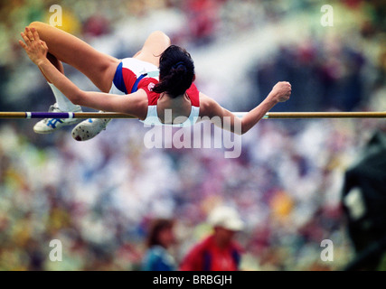 Le sauteur femelle efface sur son bar jump Banque D'Images