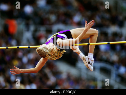 Le sauteur femelle efface sur son bar jump Banque D'Images