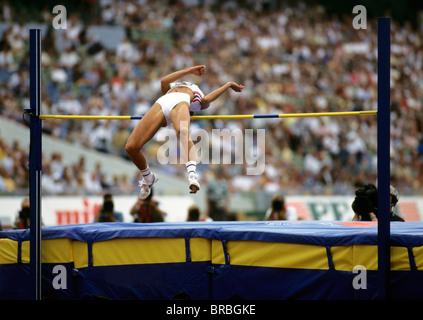 Le sauteur femelle efface sur son bar jump Banque D'Images