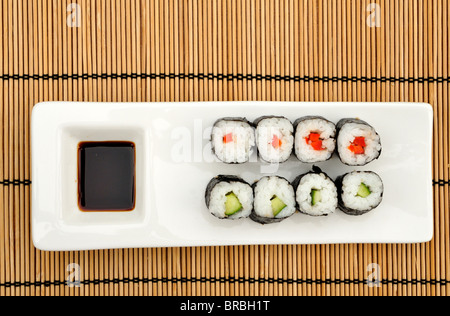 Poivron rouge et le concombre maki sushi avec la sauce soya. Banque D'Images