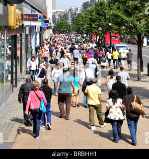 Une foule de clients et de touristes ont vue d'en haut en marchant sur la rue animée Oxford Street pavé célèbre rue commerçante West End et magasins le jour d'été Londres Royaume-Uni Banque D'Images