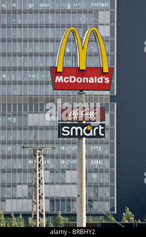 McDonalds signer en face de l'assurance bâtiment Arag siège à Düsseldorf, NRW, Allemagne. Banque D'Images