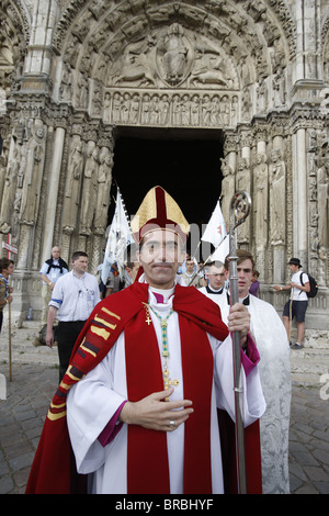 Mgr Michel Pansard, pèlerinage catholique traditionaliste, Messe dans la cathédrale de Chartres, Chartres, Eure-et-Loir, France Banque D'Images