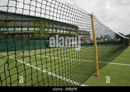 Filets de tennis avec le club-house à l'arrière-plan Banque D'Images