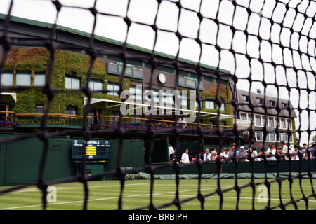 Filets de tennis avec le club-house à l'arrière-plan Banque D'Images