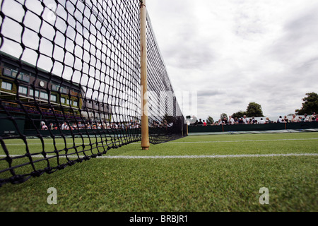 Filets de tennis avec le club-house à l'arrière-plan Banque D'Images