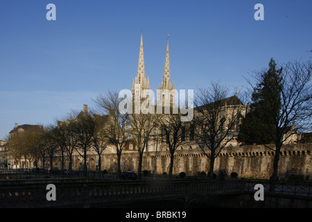 Les clochers de la cathédrale Saint-Corentin, Quimper, Finistère, Bretagne, France Banque D'Images