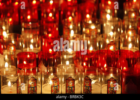 Bougies, Notre-Dame de la cathédrale de Chartres, Chartres, Eure-et-Loir, France Banque D'Images