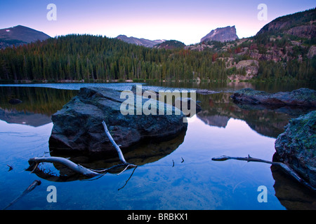 Pointe à l'aube, relfected Hallet dans Bear Lake, Rocky Mountain National Park, CO. Banque D'Images