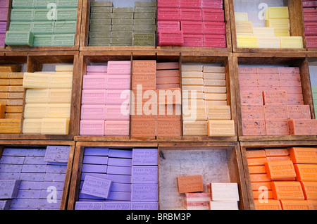 France, Provence, Vaucluse, Orange, marché, savon provençal Banque D'Images