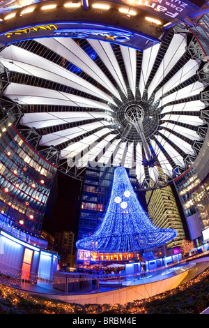 Design futuriste du Sony Center de la Potsdamer Platz, illuminée à Noël, Berlin, Allemagne Banque D'Images