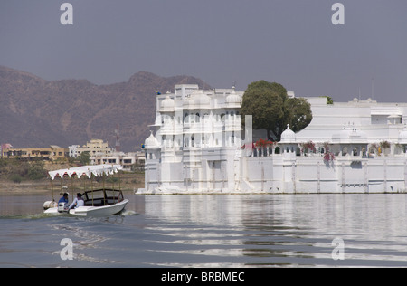 Un petit bateau en direction de l'hôtel Lake Palace sur le lac Pichola à Udaipur, Rajasthan, Inde Banque D'Images