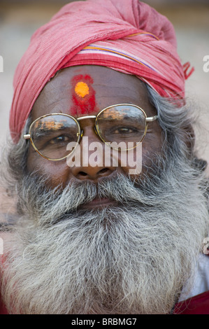 Un saint homme dans un turban et longue barbe à Jaipur, Rajasthan, Inde Banque D'Images