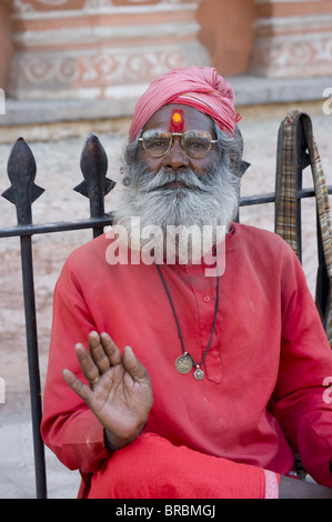 Un saint homme dans un turban et longue barbe à Jaipur, Rajasthan, Inde Banque D'Images