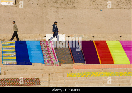 Saris séchant sur les ghats de Varanasi, Uttar Pradesh, Inde Banque D'Images