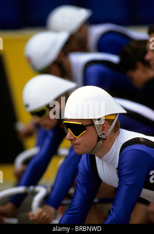 Groupe de cyclistes à l'intérieur de la piste de course prêt à démarrer la race Banque D'Images