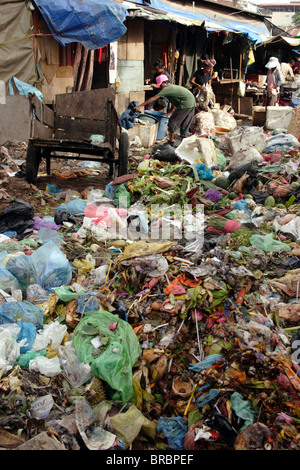 Les déchets en décomposition sont empilés à côté de maisons de squatteurs à Phnom Penh, Cambodge. Banque D'Images