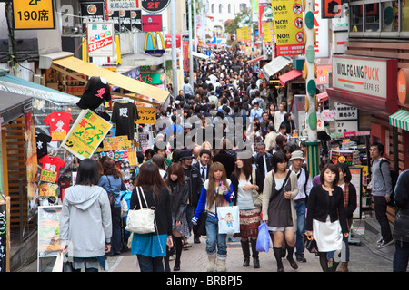 Week-end foules, Takeshita Dori, une rue piétonne qui est un haut lieu de la culture de la jeunesse et de la mode, Harajuku, Tokyo, Japon Banque D'Images