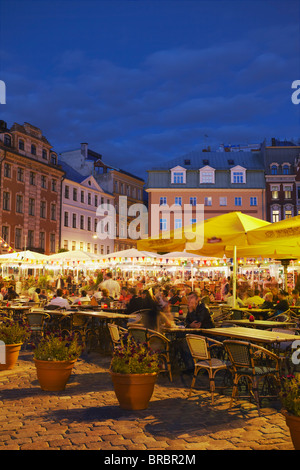 Les cafés en plein air et à la tombée de la Cathédrale du Dôme, Riga, Lettonie, Pays Baltes Banque D'Images