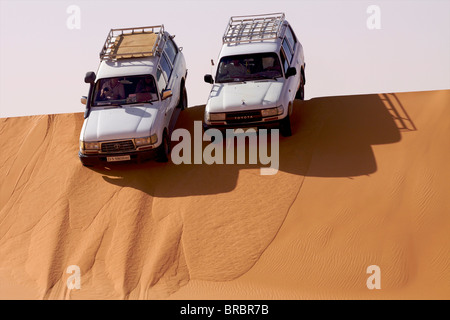 Deux 4X4 sur les dunes de l'erg de Murzuk dans le désert du Fezzan, Libye, Afrique du Nord Banque D'Images