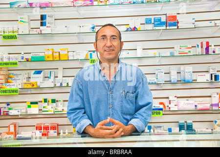 Pharmacien latino au comptoir Banque D'Images