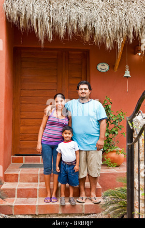 Portrait de jeune famille mexicaine Banque D'Images