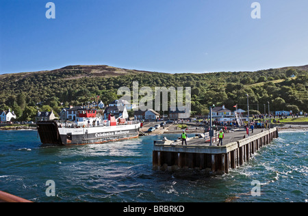 Caledonian MacBrayne car-ferry Loch Tarbert laissant Lochranza slipway sur Arran pour Claonaig Bay Kintyre ARGYLL & BUTE Ecosse Banque D'Images