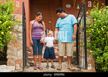 Portrait de jeune famille mexicaine Banque D'Images