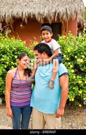 Portrait de jeune famille mexicaine Banque D'Images