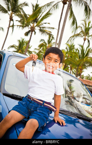 Jeune mexicaine boy holding car keys Banque D'Images