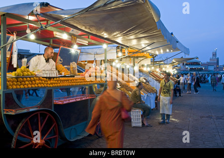 Vendeur de jus d'Orange, la Place Jemaa El Fna (Place Djemaa El Fna), Marrakech (Marrakech), le Maroc, l'Afrique du Nord Banque D'Images