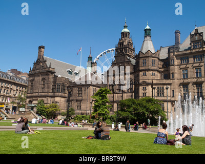 Les Jardins de la paix et de l'hôtel de ville dans le centre-ville de Sheffield, South Yorkshire, Angleterre, Royaume-Uni Banque D'Images