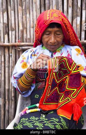 Femme Kuna la couture d'un mola, îles San Blas, Panama, Amérique Centrale Banque D'Images