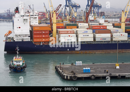 Porte-conteneurs dans le Port de Callao, Lima, Pérou Banque D'Images