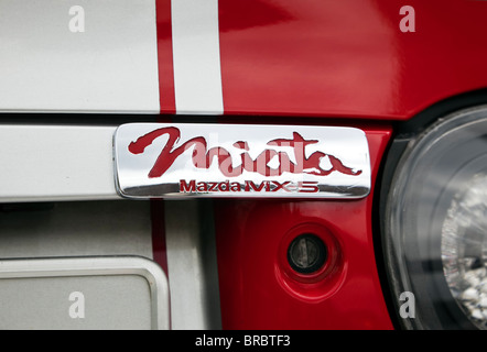 Plaque chromée avec logo Miata sur dos de Mazda MX-5 en rouge racing trim Banque D'Images