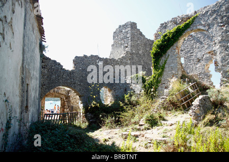 Ruines de l'ancien cloître à Osor près de Bijar Bay, Croatie Banque D'Images